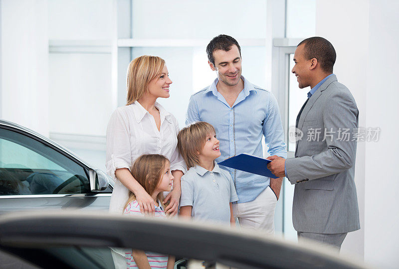 汽车销售员向家人解释合同。