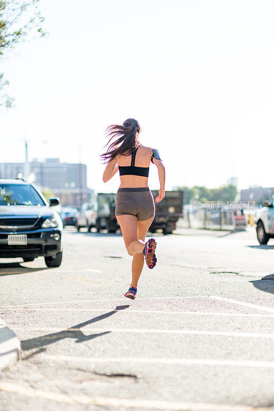 健身的女人在街上跑