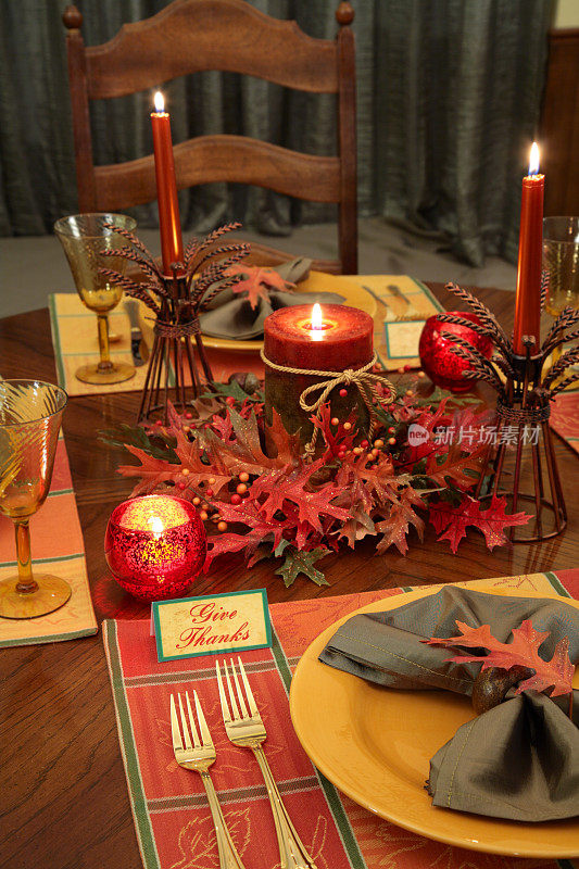 节日:感恩节餐桌设置在秋天的颜色