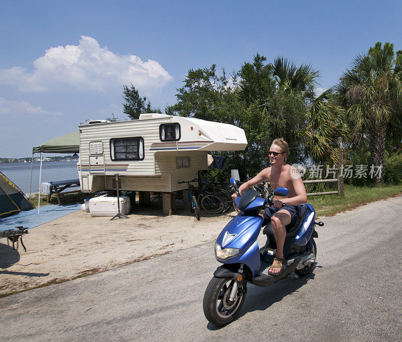 佛罗里达露营地里的滑板车
