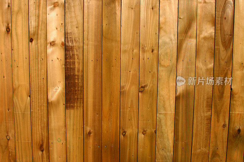 花园栅栏上的木条，未经处理的松木