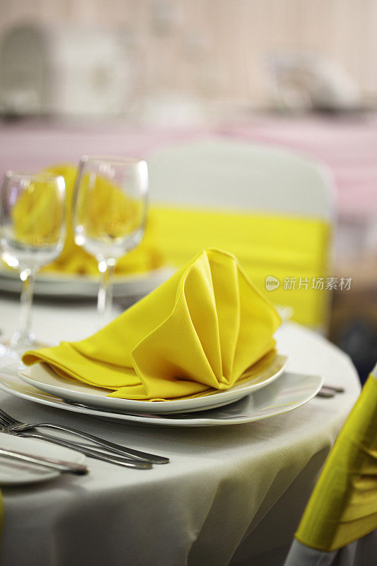 黄色餐巾餐具