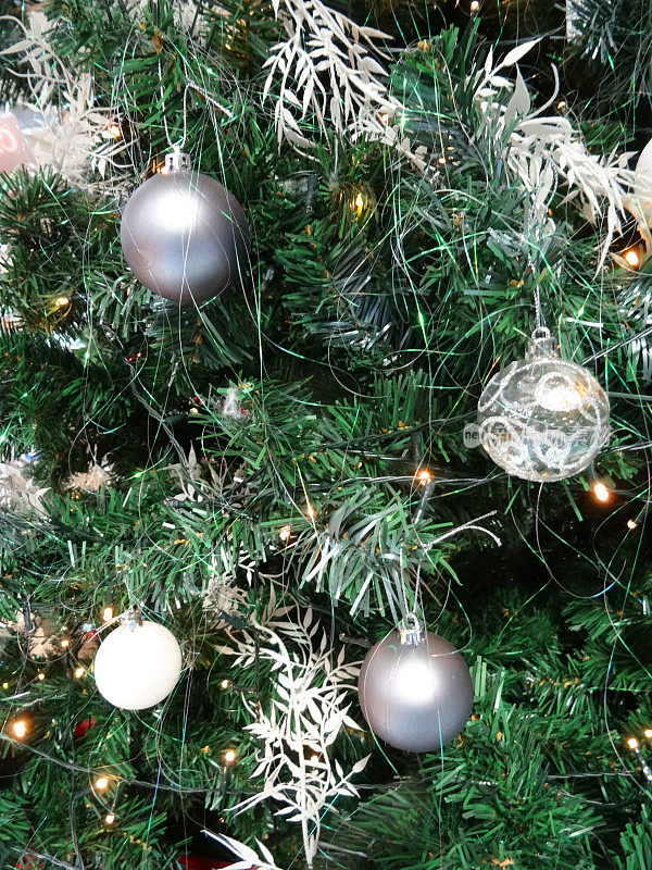 人造圣诞树装饰品，银色和白色的小装饰品，仙女灯