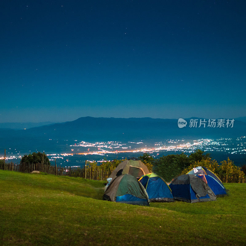 露营帐篷在繁星点点的夜空下闪闪发光。