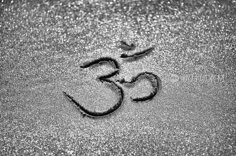 Om符号用沙子手写