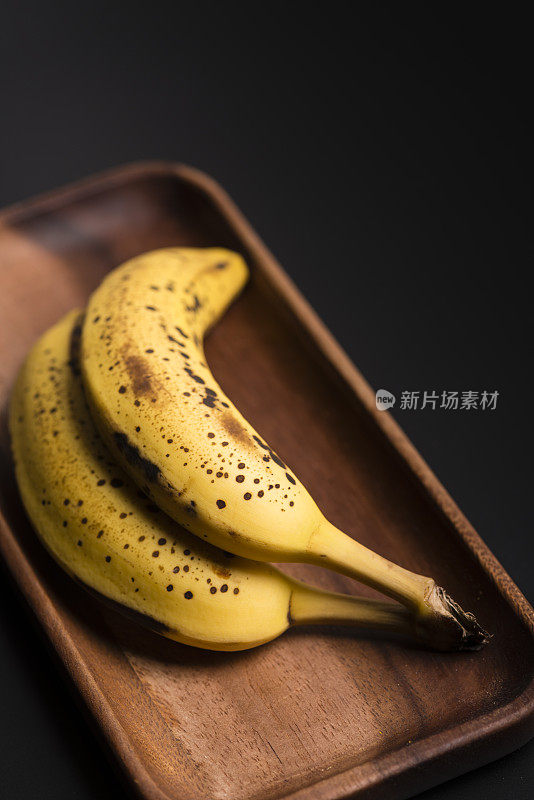 两块有机香蕉放在一块木板上。