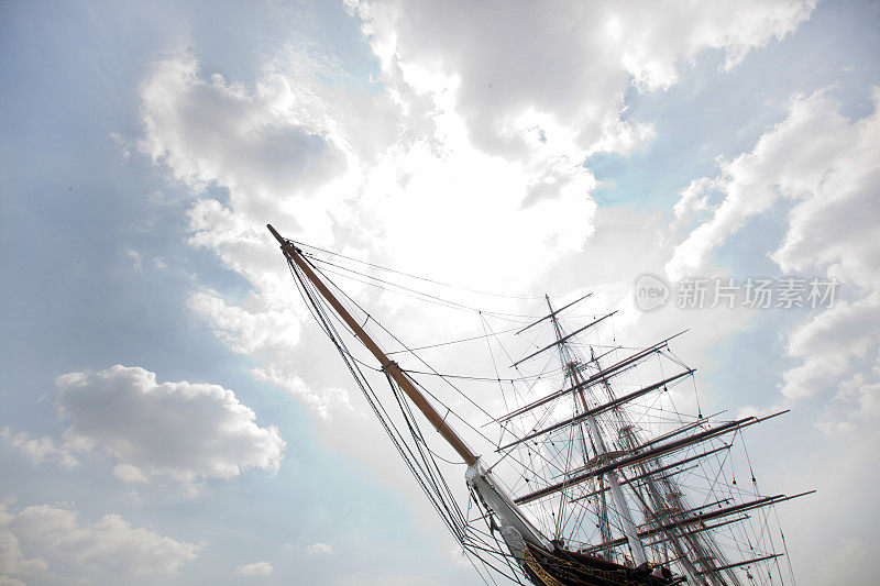 低角度的三桅船对多云的天空