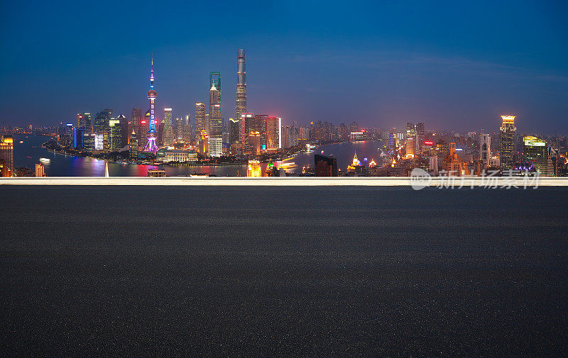 航拍鸟瞰上海外滩空荡的道路地面，以上海外滩地标建筑为背景，全景夜景天际线