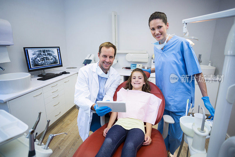 微笑的牙医和病人的肖像