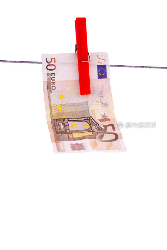 50欧元钞票挂在晾衣绳上，白色背景(特写)