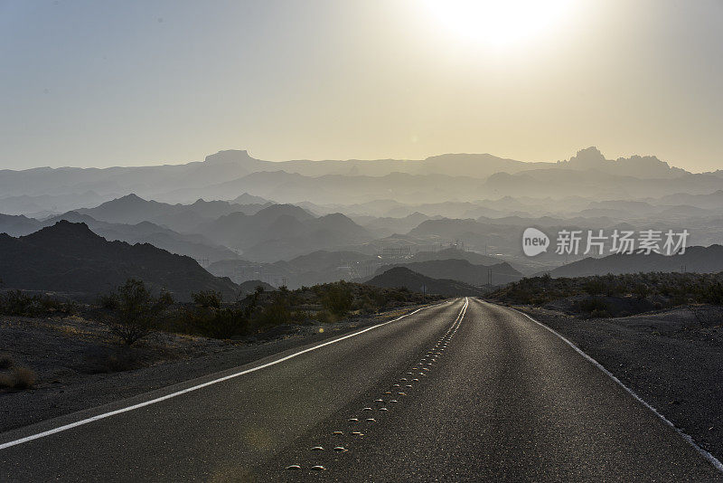 带着晨光的沙漠峡谷之路