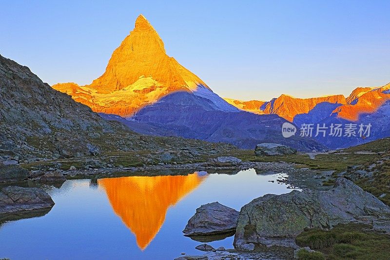 童话般的景观-马特洪湖倒影和金色的黎明日出:田园诗般的高山山谷和梦幻般的戏剧性瑞士雪山国家象征，田园诗般的乡村，瓦莱州，瑞士阿尔卑斯山，瑞士