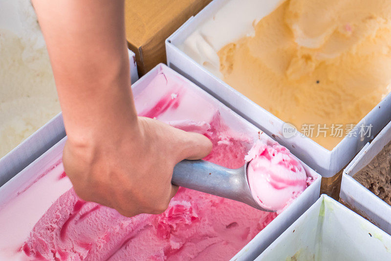 一勺甜草莓冰淇淋