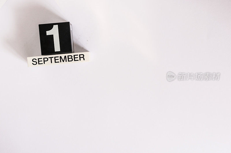 9月1日。图片9月1日木制黑色日历上的白色背景。秋季的一天。文本的空白。回到学校时间