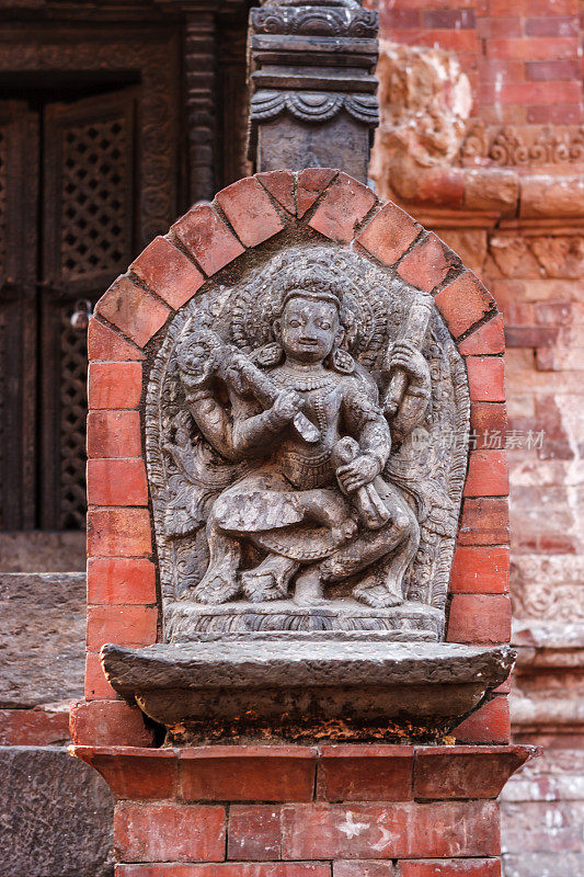 尼泊尔帕坦杜巴广场的雕像和装饰