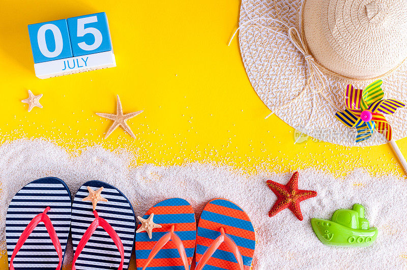 7月5日。7月5日的日历图片，背景是夏日海滩配饰和旅行者服装。夏日，度假概念