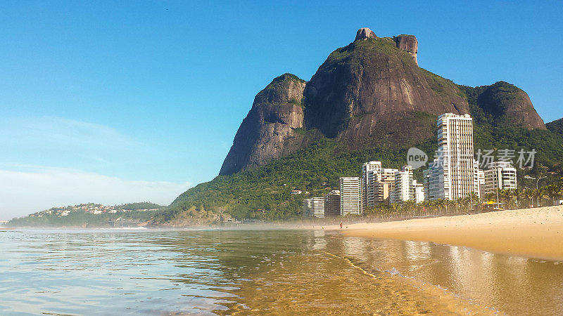 里约热内卢里约热内卢圣康拉多海滩的晴天-巴西