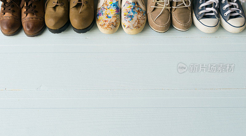 鞋子放在白色的木地板上。