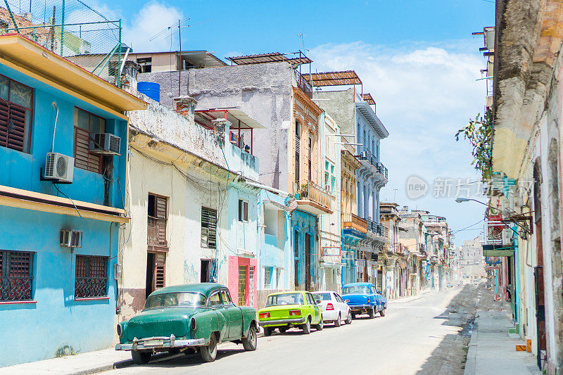 2017年4月14日，古巴哈瓦那:老哈瓦那街道上的老建筑和老汽车