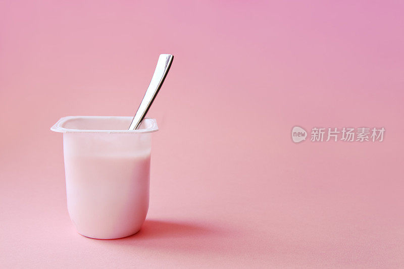 草莓粉酸奶，里面放一勺。最小的风格。