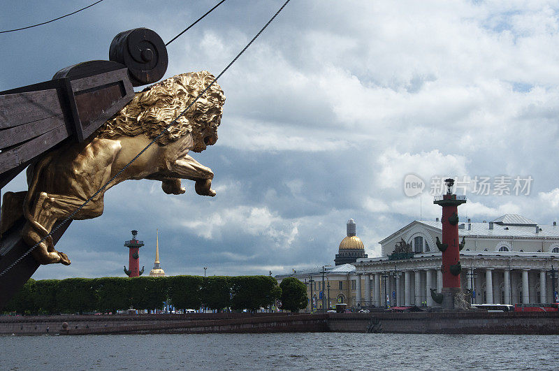 俄罗斯圣彼得堡——2017年6月26日:涅瓦市证券交易所大楼前侧立柱上的金色狮子雕塑