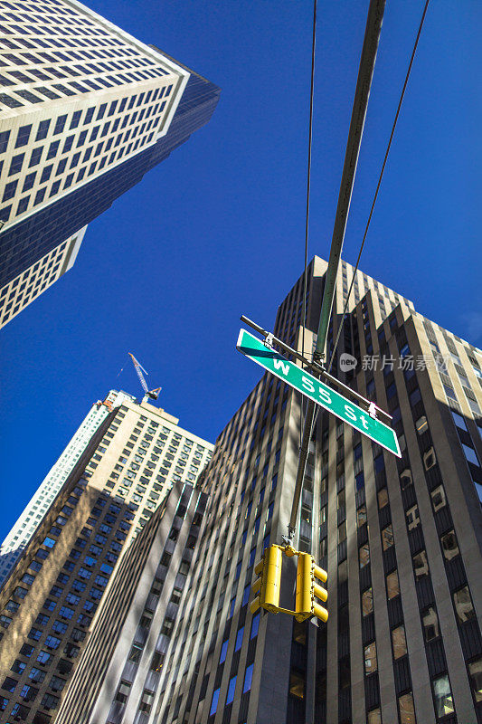 低角度的曼哈顿建筑和街道标志
