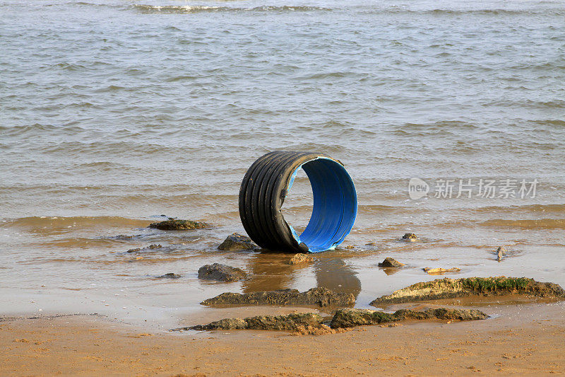 海边的塑料圈，特写照片