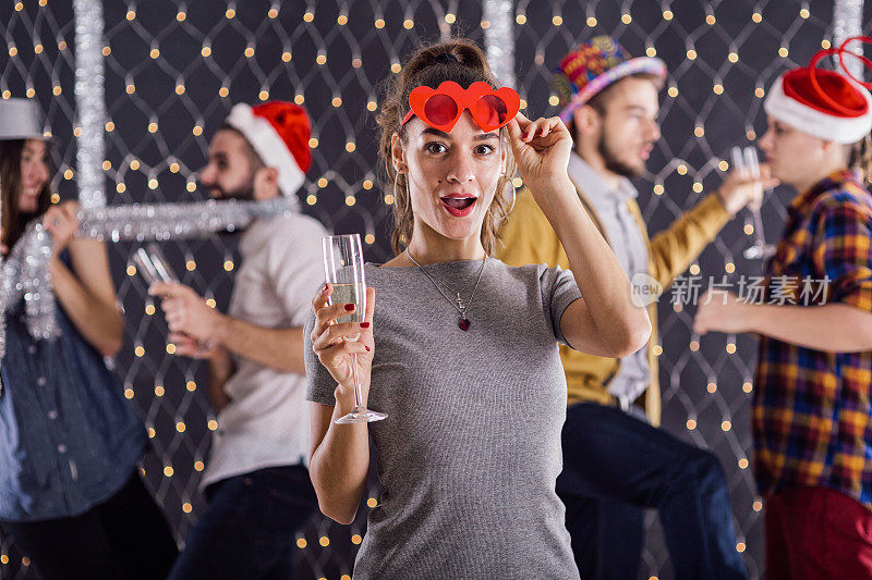 美丽的女人举起香槟祝酒