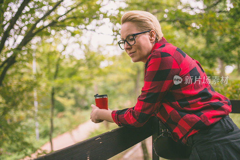 老门廊上的女人