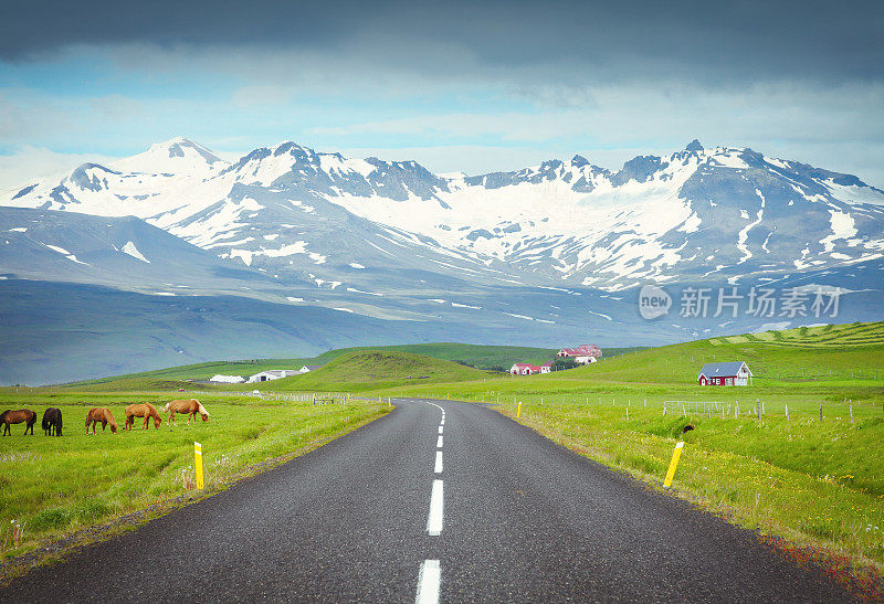 冰岛乡村的空旷道路