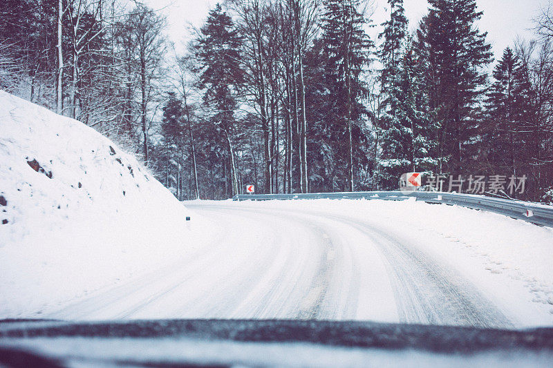 被雪覆盖的道路上的驾驶员视角