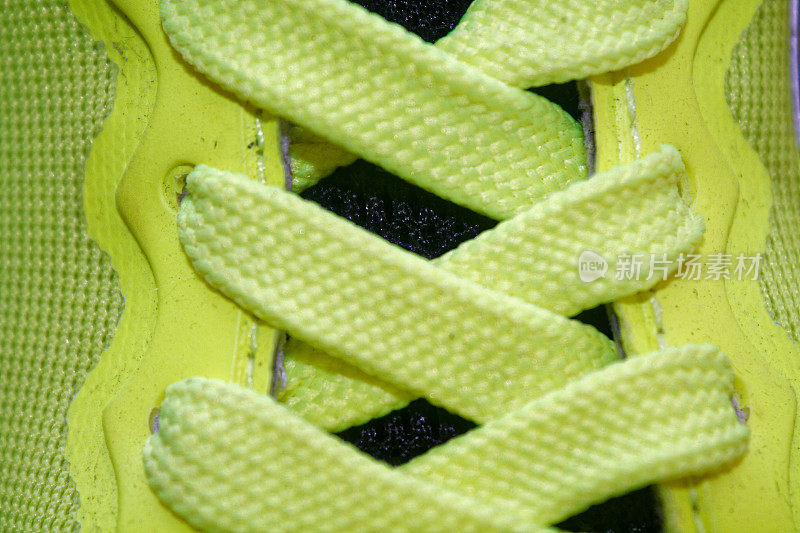 运动概念，鞋子近，健康概念，黄色蕾丝上蓝色运动鞋近。细看跑鞋上的黄色鞋子。