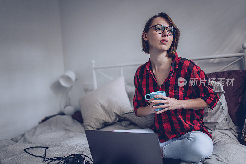 女人在床上用笔记本电脑