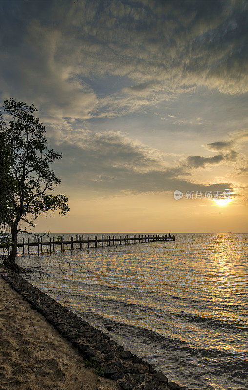 柬埔寨海岸的日落和码头景色