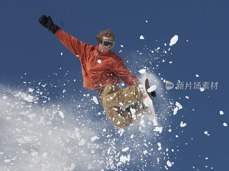 滑雪板在半空中跳跃