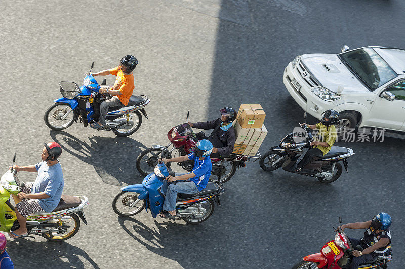泰国曼谷繁忙交通中的摩托车