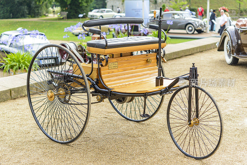奔驰专利汽车1886年成为世界上第一辆汽车