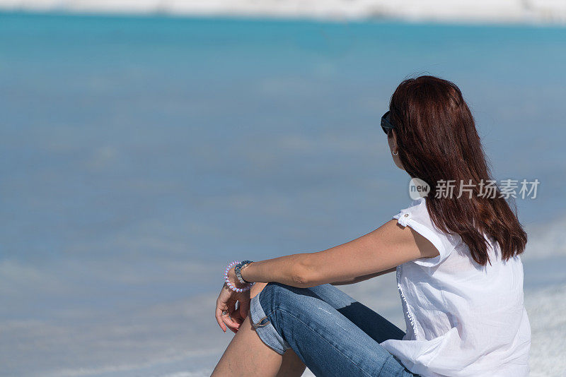 美丽的年轻女子享受着海滩