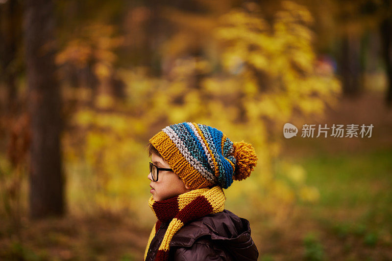 沉思的男孩编织的东西