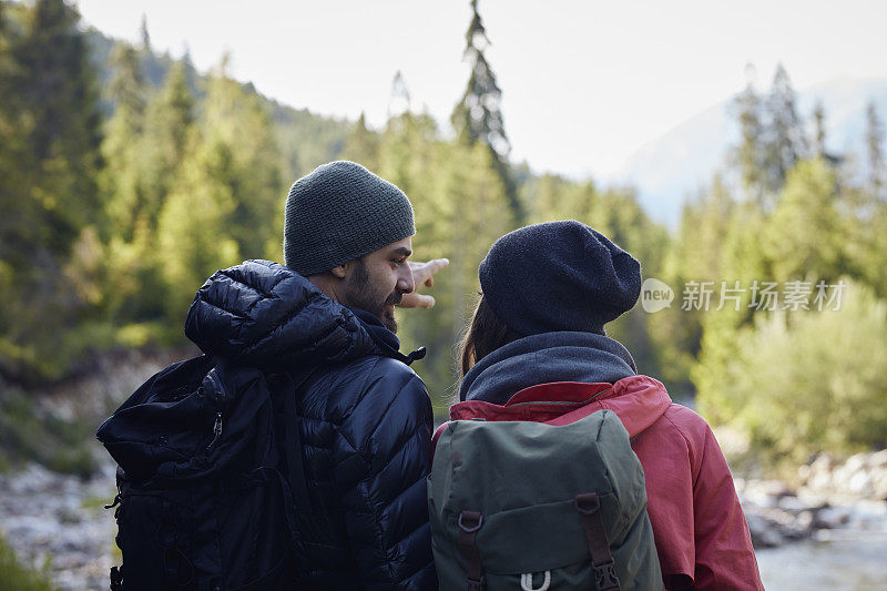 一对年轻夫妇在山里徒步旅行