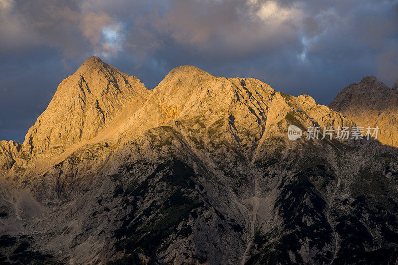 晚霞中的朱利安阿尔卑斯山云下。斯派克山和利普尼察山。