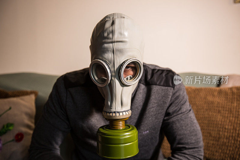 平民在核辐射中戴着防毒面具
