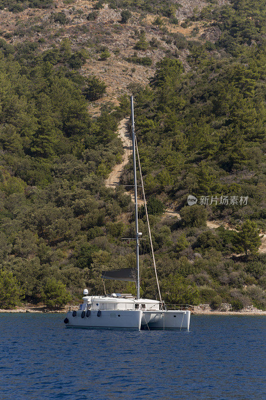 土耳其穆格拉的波德鲁姆湾，一艘传统的双体帆船在蓝色之旅中航行