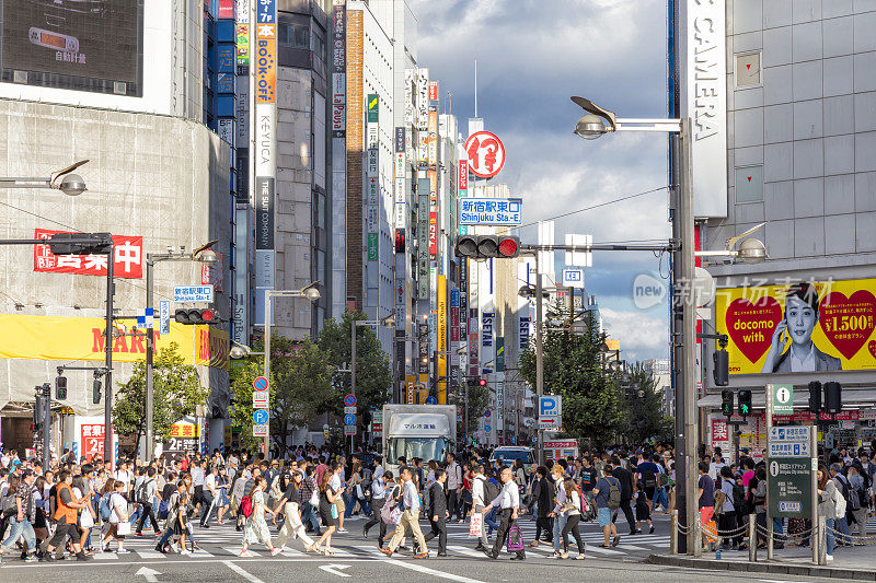 日本人在日本东京的人行横道上穿过繁忙的街道