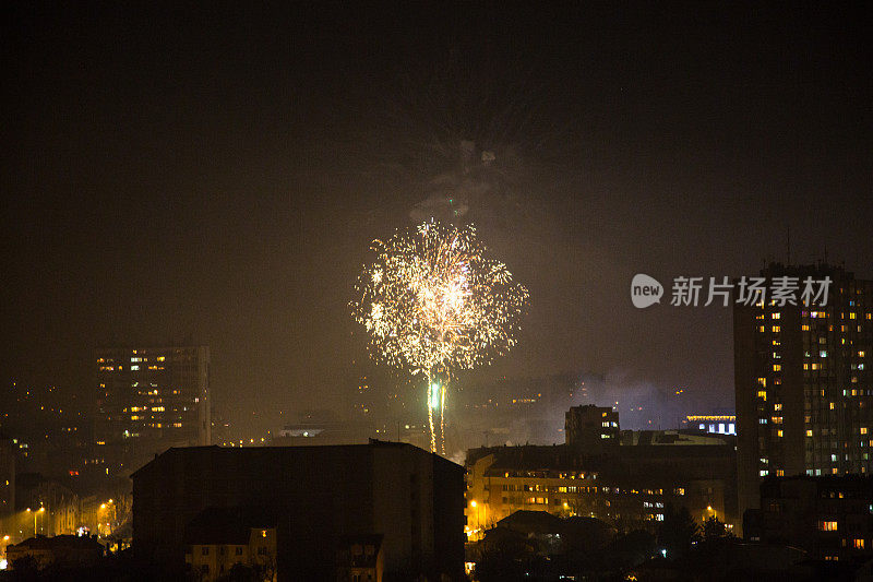 五颜六色的烟花在城市里