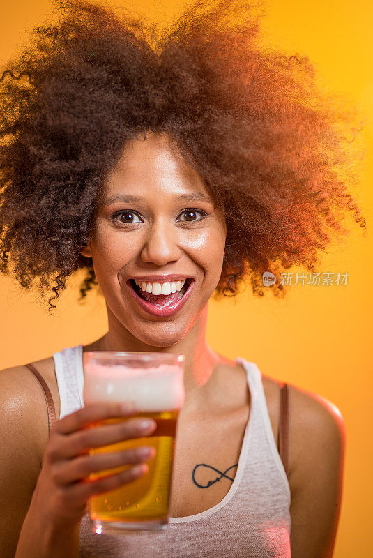 一个年轻女子拿着一杯啤酒的肖像