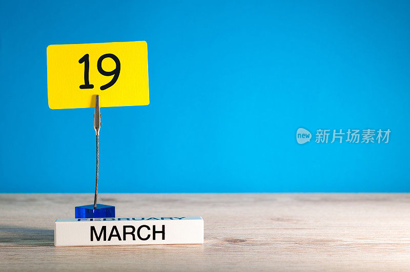 3月19日。3月19日，日历上的小标签在蓝色的背景上。春天的时间。空白的文本空间，模型