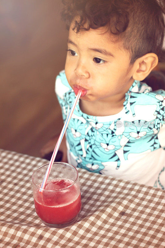 孩子喝果汁。