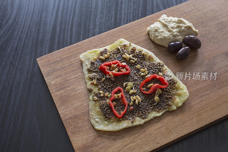 健康的零食-土豆和鹰嘴豆泥