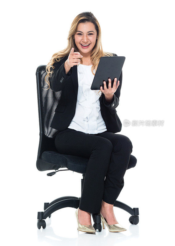 商业女性使用平板电脑